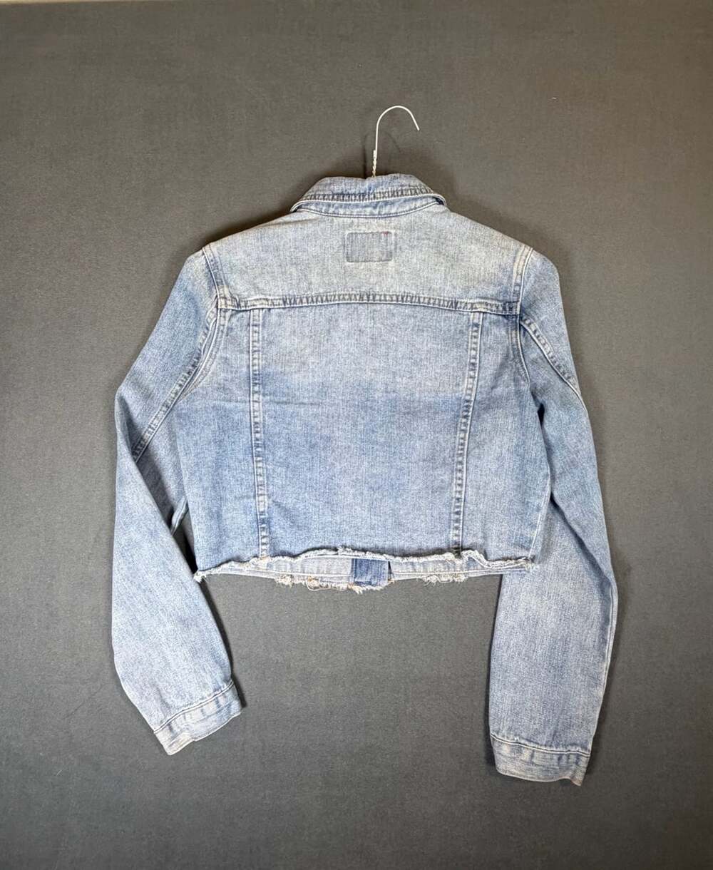 GUESS Cropped Denim Jacket Medium Light Wash Raw Hem Y2K - Picture 5 of 6